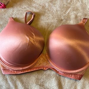 Victoria’s Secret bombshell